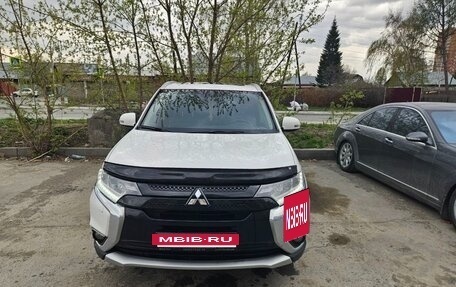 Mitsubishi Outlander III рестайлинг 3, 2016 год, 2 700 000 рублей, 3 фотография