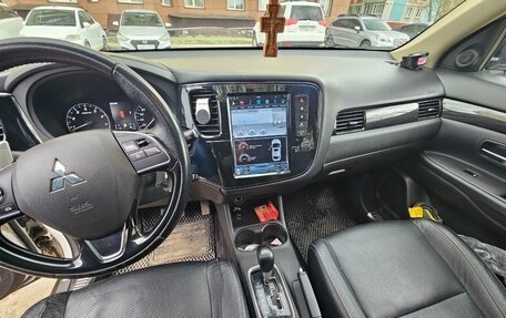 Mitsubishi Outlander III рестайлинг 3, 2016 год, 2 700 000 рублей, 9 фотография