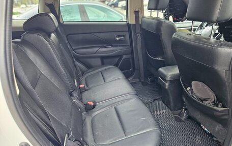 Mitsubishi Outlander III рестайлинг 3, 2016 год, 2 700 000 рублей, 14 фотография
