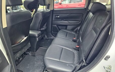 Mitsubishi Outlander III рестайлинг 3, 2016 год, 2 700 000 рублей, 15 фотография