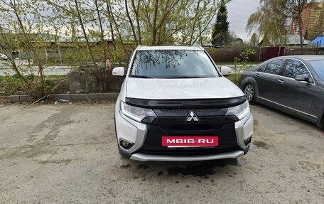 Mitsubishi Outlander III рестайлинг 3, 2016 год, 2 700 000 рублей, 26 фотография
