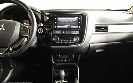 Mitsubishi Outlander III рестайлинг 3, 2018 год, 1 947 000 рублей, 15 фотография