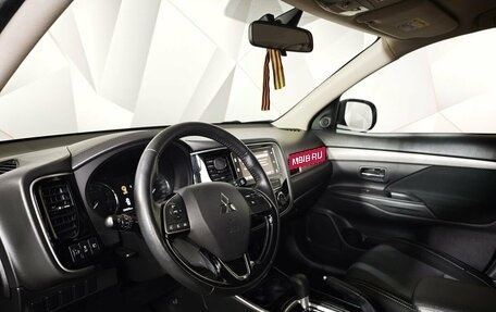Mitsubishi Outlander III рестайлинг 3, 2018 год, 1 947 000 рублей, 19 фотография