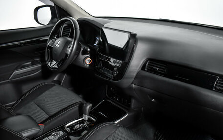 Mitsubishi Outlander III рестайлинг 3, 2019 год, 2 450 000 рублей, 13 фотография