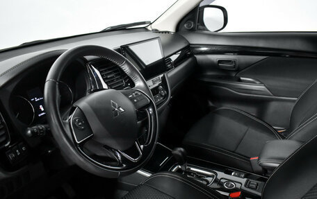 Mitsubishi Outlander III рестайлинг 3, 2019 год, 2 450 000 рублей, 9 фотография