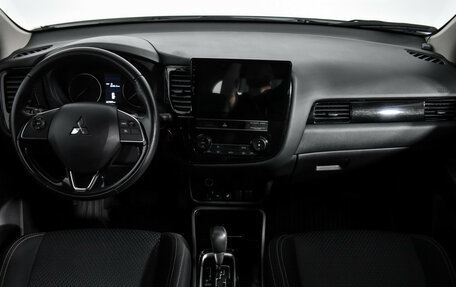 Mitsubishi Outlander III рестайлинг 3, 2019 год, 2 450 000 рублей, 15 фотография