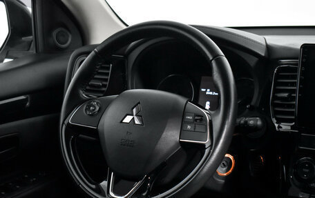 Mitsubishi Outlander III рестайлинг 3, 2019 год, 2 450 000 рублей, 14 фотография