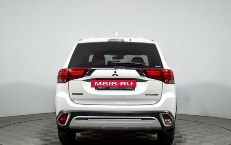 Mitsubishi Outlander III рестайлинг 3, 2019 год, 2 450 000 рублей, 6 фотография