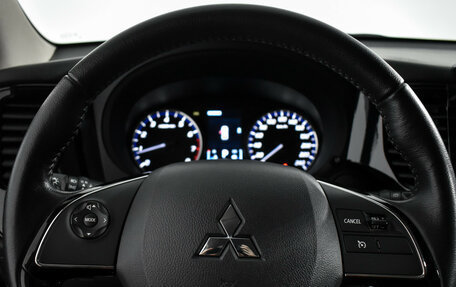 Mitsubishi Outlander III рестайлинг 3, 2019 год, 2 450 000 рублей, 17 фотография