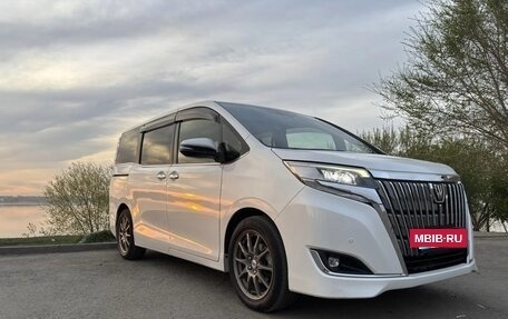 Toyota Esquire I, 2018 год, 2 300 000 рублей, 2 фотография