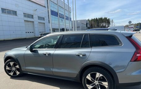 Volvo V60 Cross Country II, 2021 год, 3 900 000 рублей, 6 фотография