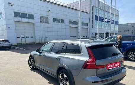 Volvo V60 Cross Country II, 2021 год, 3 900 000 рублей, 8 фотография