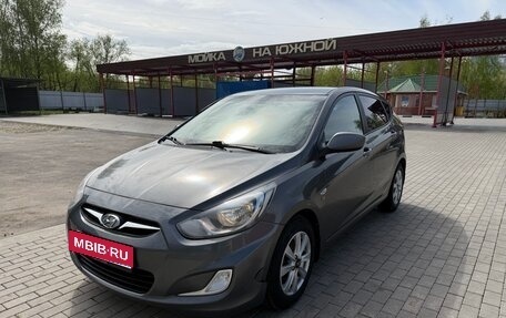 Hyundai Solaris II рестайлинг, 2013 год, 900 000 рублей, 1 фотография