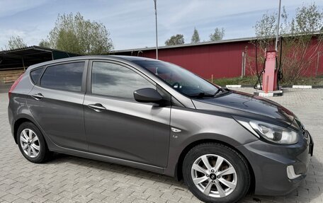 Hyundai Solaris II рестайлинг, 2013 год, 900 000 рублей, 2 фотография