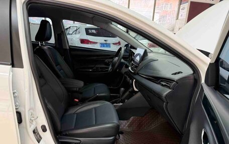 Toyota Yaris XP150 рестайлинг, 2022 год, 1 315 000 рублей, 16 фотография