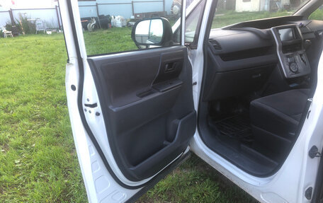 Toyota Voxy II, 2008 год, 1 111 111 рублей, 22 фотография