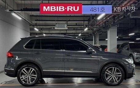Volkswagen Tiguan II, 2022 год, 2 730 000 рублей, 3 фотография