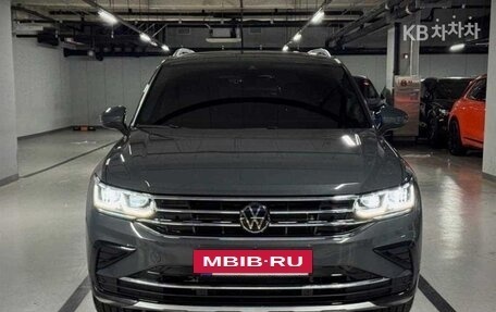 Volkswagen Tiguan II, 2022 год, 2 730 000 рублей, 2 фотография