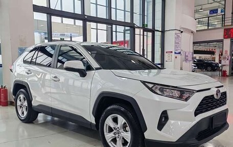 Toyota RAV4, 2024 год, 3 320 000 рублей, 3 фотография