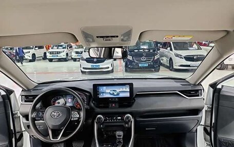 Toyota RAV4, 2024 год, 3 320 000 рублей, 8 фотография