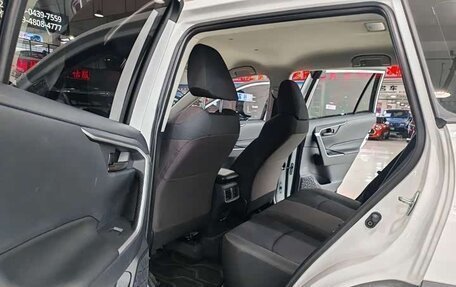 Toyota RAV4, 2024 год, 3 320 000 рублей, 10 фотография