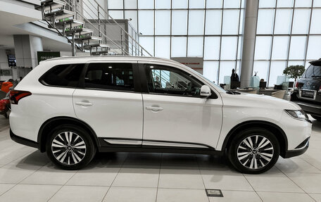 Mitsubishi Outlander III рестайлинг 3, 2021 год, 2 785 000 рублей, 8 фотография