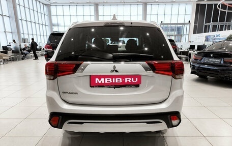 Mitsubishi Outlander III рестайлинг 3, 2021 год, 2 785 000 рублей, 10 фотография