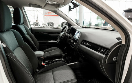 Mitsubishi Outlander III рестайлинг 3, 2021 год, 2 785 000 рублей, 15 фотография