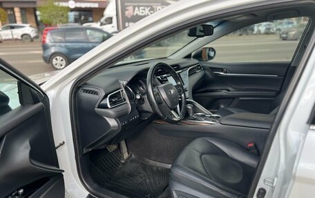 Toyota Camry, 2018 год, 2 600 000 рублей, 9 фотография