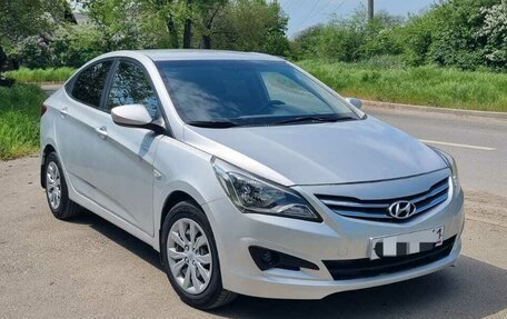 Hyundai Solaris II рестайлинг, 2015 год, 650 000 рублей, 2 фотография