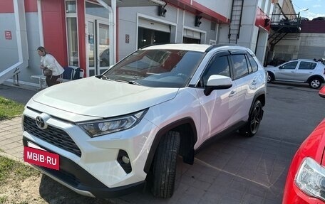 Toyota RAV4, 2021 год, 2 400 000 рублей, 2 фотография