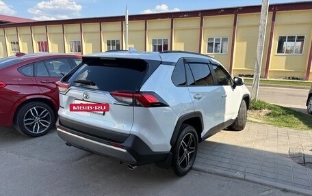 Toyota RAV4, 2021 год, 2 400 000 рублей, 3 фотография