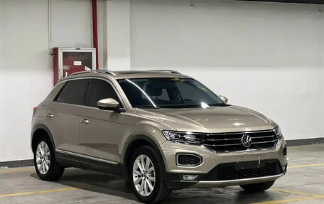 Volkswagen T-Roc I, 2022 год, 1 710 555 рублей, 2 фотография