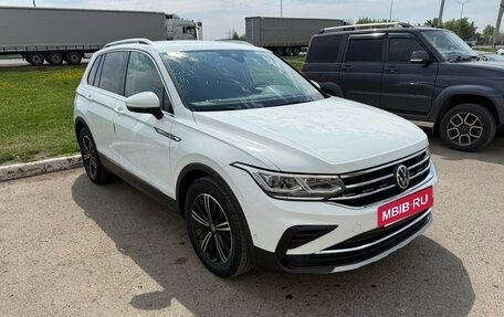 Volkswagen Tiguan II, 2021 год, 3 700 000 рублей, 2 фотография