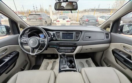 KIA Carnival III, 2017 год, 2 499 000 рублей, 9 фотография
