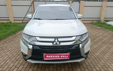 Mitsubishi Outlander III рестайлинг 3, 2015 год, 1 850 000 рублей, 1 фотография