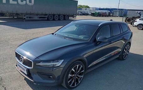 Volvo V60 Cross Country II, 2021 год, 4 200 000 рублей, 1 фотография