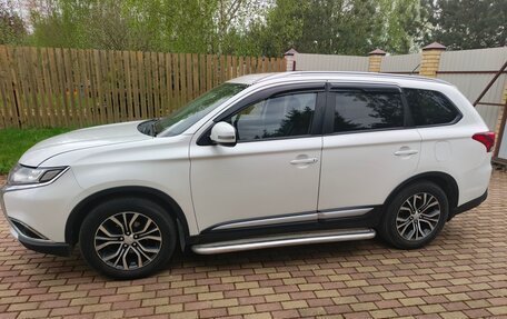 Mitsubishi Outlander III рестайлинг 3, 2015 год, 1 850 000 рублей, 2 фотография