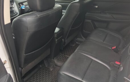 Mitsubishi Outlander III рестайлинг 3, 2015 год, 1 850 000 рублей, 10 фотография