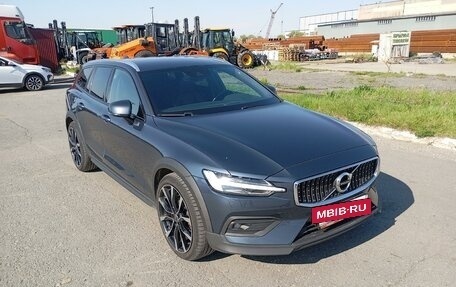 Volvo V60 Cross Country II, 2021 год, 4 200 000 рублей, 2 фотография
