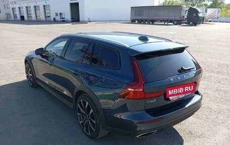 Volvo V60 Cross Country II, 2021 год, 4 200 000 рублей, 4 фотография