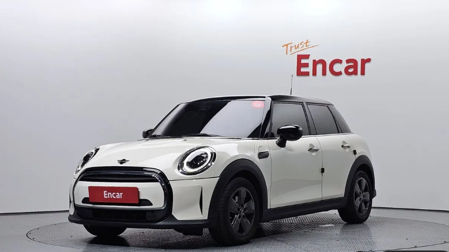 MINI Hatch F55/F56 рестайлинг, 2021 год, 1 860 000 рублей, 1 фотография