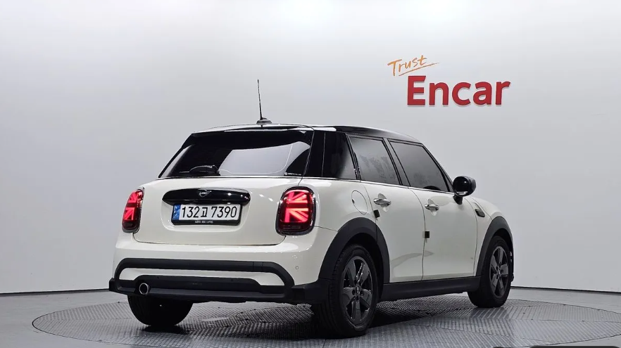 MINI Hatch F55/F56 рестайлинг, 2021 год, 1 860 000 рублей, 2 фотография