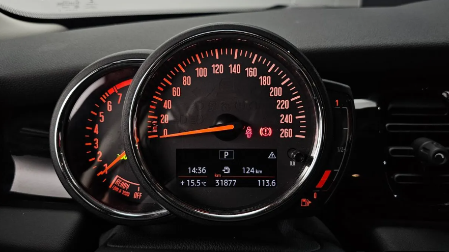 MINI Hatch F55/F56 рестайлинг, 2021 год, 1 860 000 рублей, 6 фотография