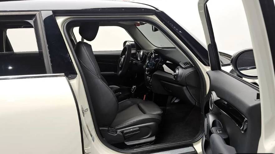 MINI Hatch F55/F56 рестайлинг, 2021 год, 1 860 000 рублей, 9 фотография