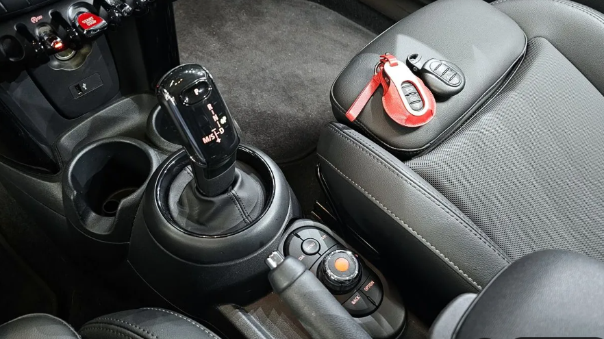 MINI Hatch F55/F56 рестайлинг, 2021 год, 1 860 000 рублей, 7 фотография
