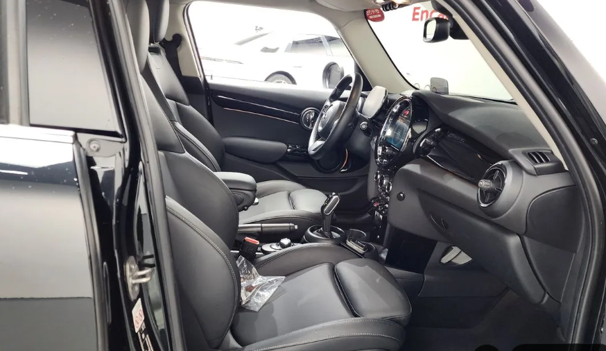 MINI Hatch F55/F56 рестайлинг, 2022 год, 1 880 000 рублей, 10 фотография