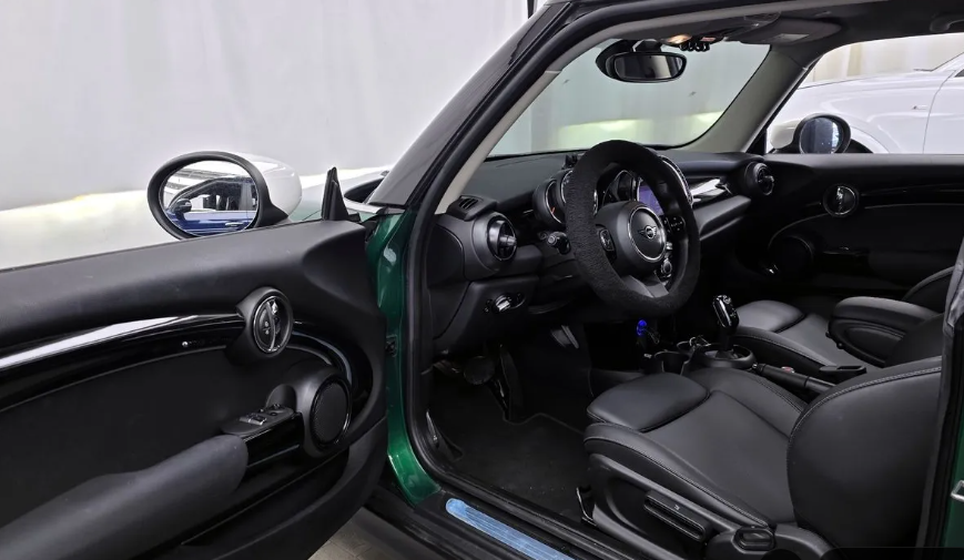 MINI Hatch F55/F56 рестайлинг, 2022 год, 1 955 000 рублей, 8 фотография