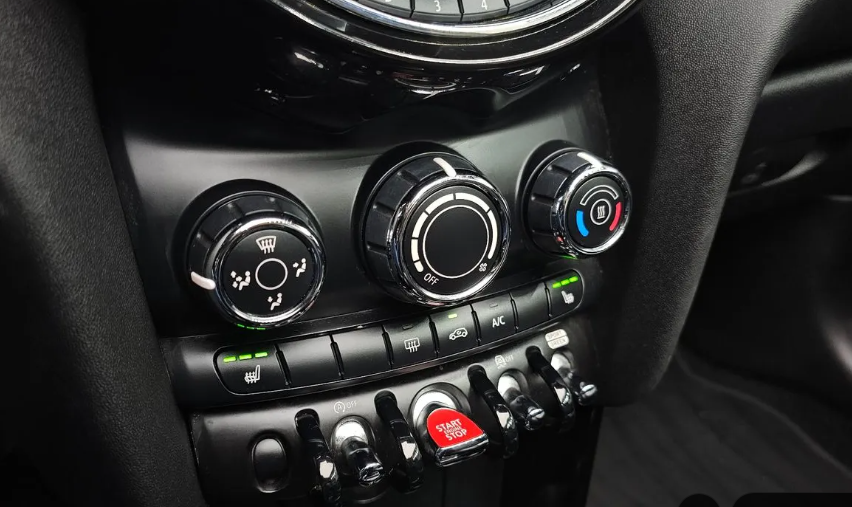 MINI Hatch F55/F56 рестайлинг, 2020 год, 1 850 000 рублей, 16 фотография