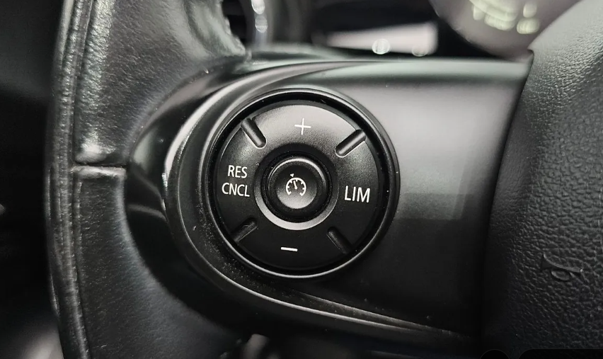 MINI Hatch F55/F56 рестайлинг, 2020 год, 1 850 000 рублей, 14 фотография